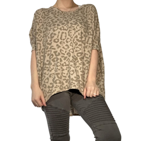 Andrée BY UNIT cheetah print knit shirt in pastel pink and cream - Picture 1 of 8